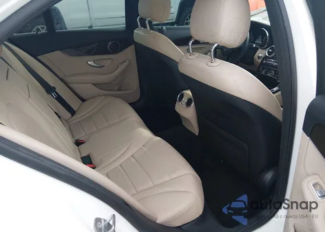 2017 Mercedes-Benz C 300 z USA, uszkodzony, nr VIN 55SWF4JB0HU220637